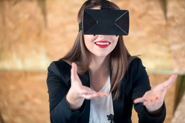 ผู้หญิงใช้แว่น VR มีความสนุก — ภาพถ่ายสต็อก