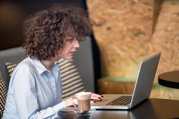 Menina usando laptop em um caffe — Fotografia de Stock