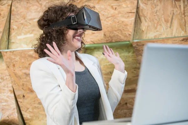 Menina usando óculos VR se divertindo — Fotografia de Stock