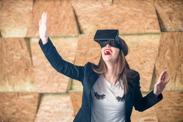 Menina usando óculos VR se divertindo — Fotografia de Stock