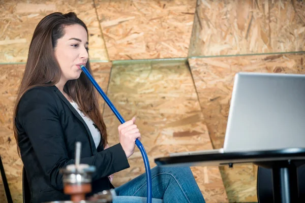 Chica hipster de moda disfrutando de la cachimba —  Fotos de Stock