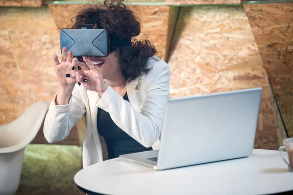 Menina usando óculos VR se divertindo — Fotografia de Stock