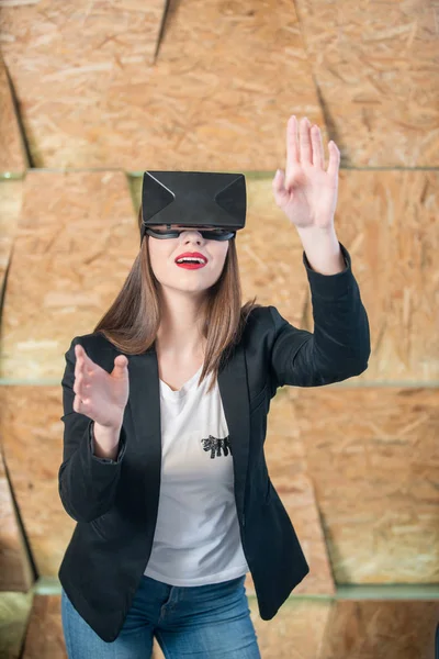 Menina usando óculos VR se divertindo — Fotografia de Stock