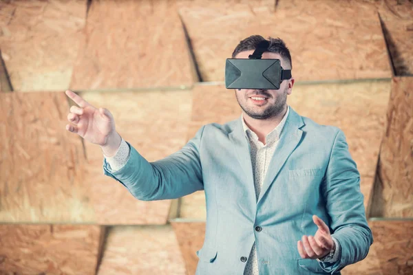 Chico divirtiéndose con gafas VR — Foto de Stock