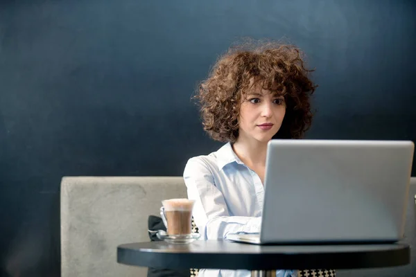 Menina usando laptop em um caffe — Fotografia de Stock