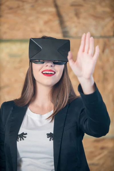 Menina usando óculos VR se divertindo — Fotografia de Stock