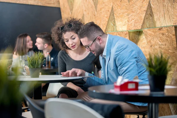 Couple discussing business at a coffee shop with hookah — Stock Photo, Image