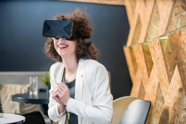 Chica usando gafas VR divertirse — Foto de Stock