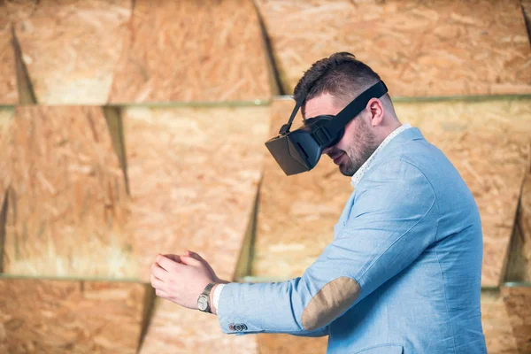 Chico divirtiéndose con gafas VR — Foto de Stock