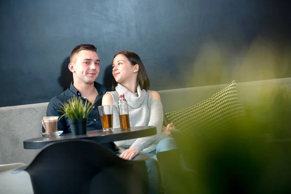 Молодая пара веселится в кафе . — стоковое фото