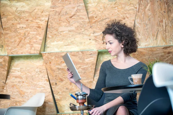 Chica hipster de moda disfrutando de la cachimba en una cafetería moderna — Foto de Stock