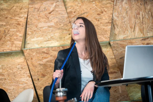 Chica hipster de moda disfrutando de la cachimba —  Fotos de Stock