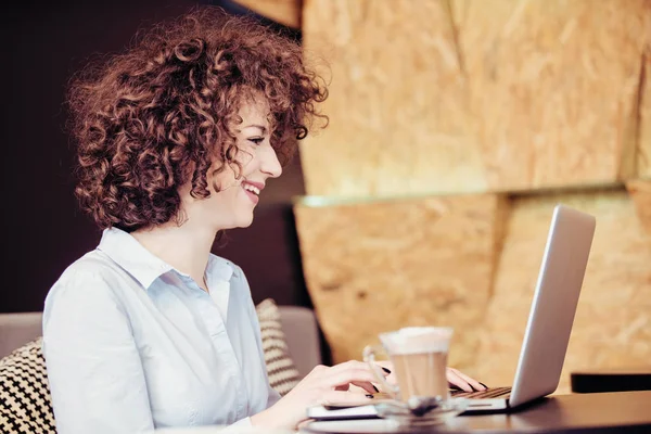 Menina usando laptop em um caffe — Fotografia de Stock