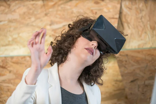 Menina usando óculos VR se divertindo — Fotografia de Stock