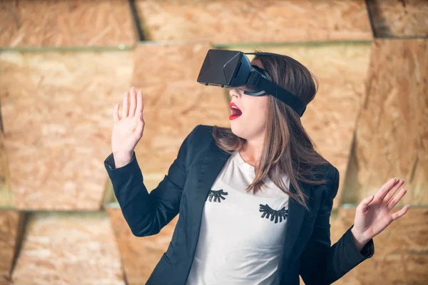 Mädchen mit vr brille mit spaß — Stockfoto