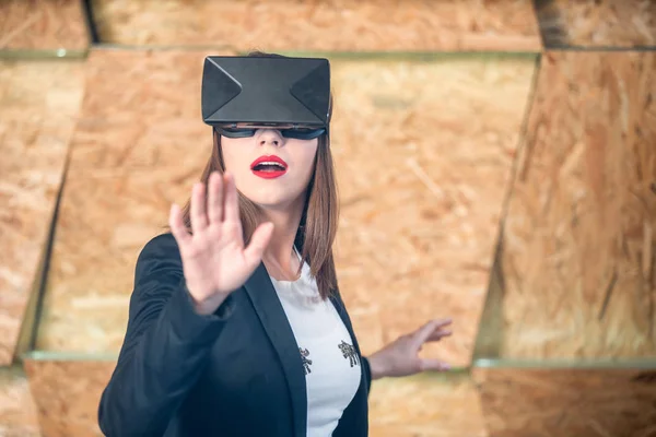 Chica usando gafas VR divertirse — Foto de Stock