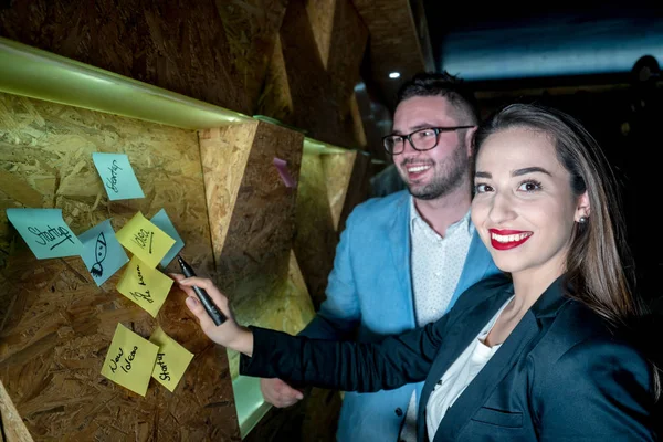 Young people with post it notes — Stock Photo, Image