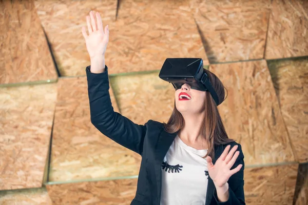 Menina usando óculos VR se divertindo — Fotografia de Stock
