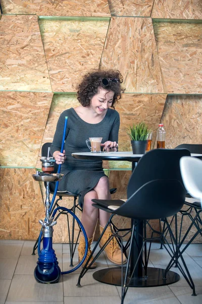 Branché fille hipster profiter narguilé à un café moderne — Photo