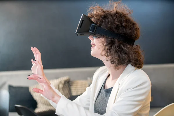 Gadis menggunakan kacamata VR bersenang-senang — Stok Foto