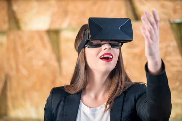 Chica usando gafas VR divertirse — Foto de Stock