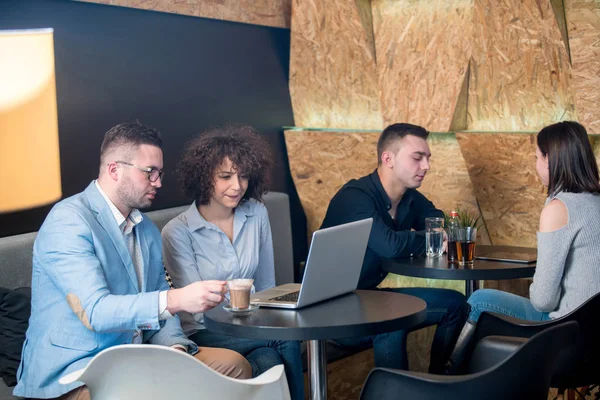 Inversor tutoría chica joven en una barra de caffe — Foto de Stock