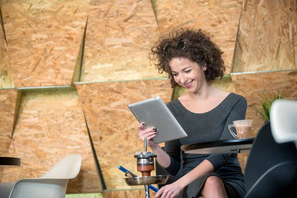 Ragazza alla moda hipster godendo narghilè in una moderna caffetteria — Foto Stock