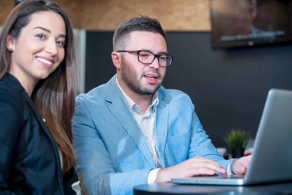 Inversor tutoría chica joven en una barra de caffe — Foto de Stock