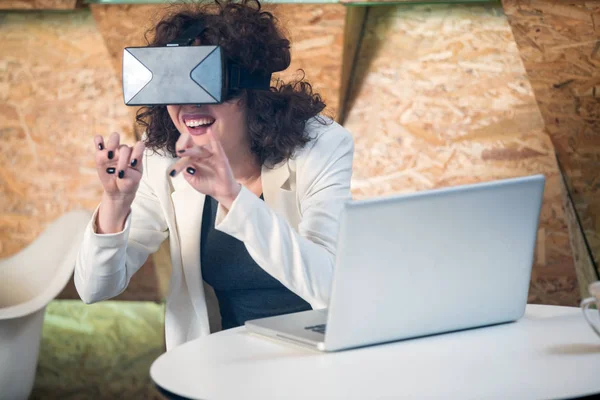 Chica usando gafas VR divertirse — Foto de Stock