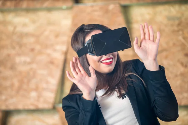 Chica usando gafas VR divertirse — Foto de Stock