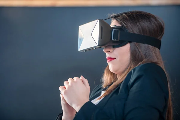 Menina usando óculos VR se divertindo — Fotografia de Stock