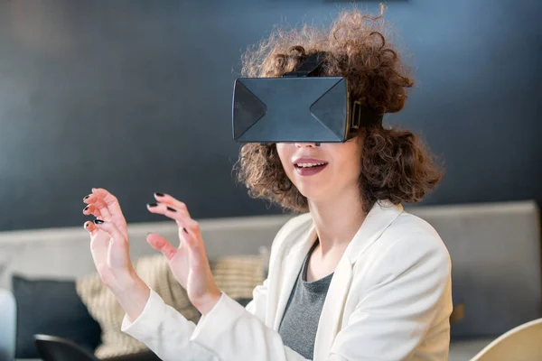 Menina usando óculos VR se divertindo — Fotografia de Stock