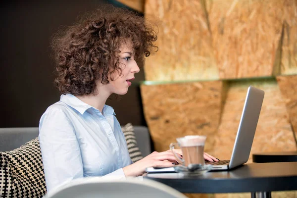Menina usando laptop em um caffe — Fotografia de Stock