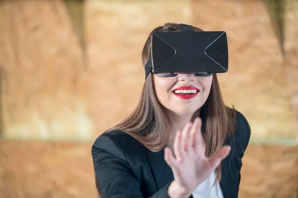 Mädchen mit vr brille mit spaß — Stockfoto