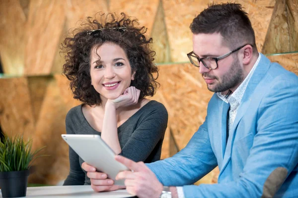 Couple discussing business at a coffee shop with hookah — Stock Photo, Image