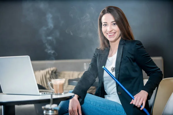 Chica disfrutando de hookah — Foto de Stock