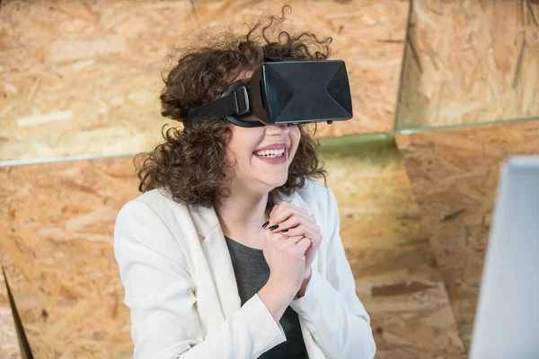 Menina usando óculos VR se divertindo — Fotografia de Stock