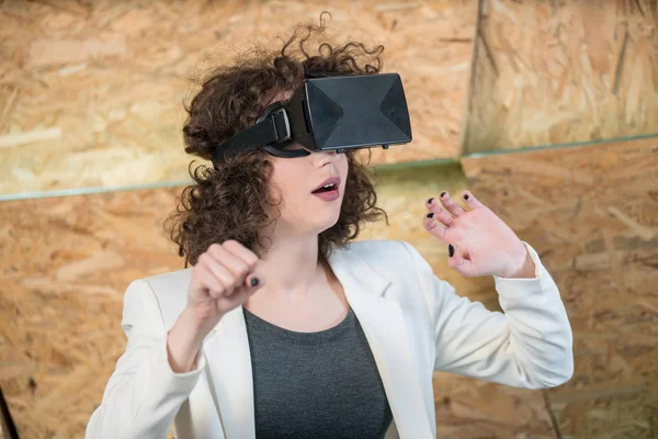 Mädchen mit vr brille mit spaß — Stockfoto