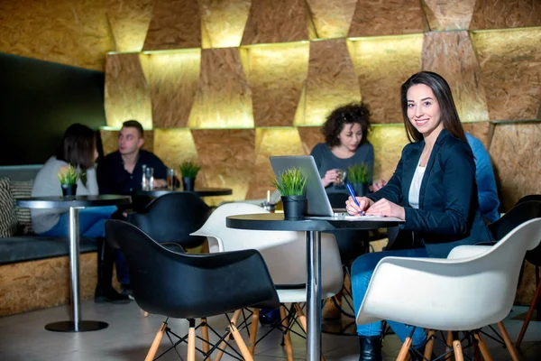 Couple discutant affaires dans un café avec narguilé — Photo