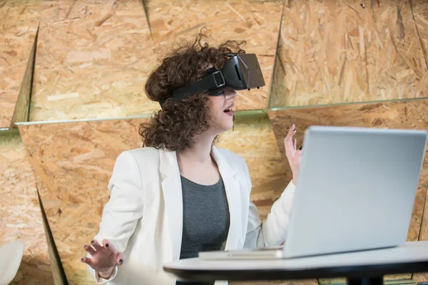 Chica usando gafas VR divertirse — Foto de Stock