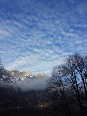 Dağların üzerinde bulutlu gökyüzü ve İsviçre dağlarında göl. Churfirsten, Walen Gölü, Sakt Gallen