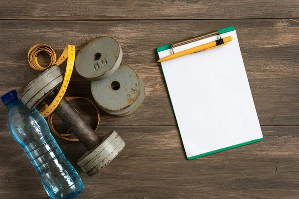 Sombrillas sobre fondo de madera blanca, fitness y concepto de salud . — Foto de Stock