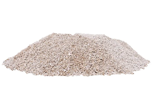 İnşaat molozları, beyaz arkaplanda yığınla yapı malzemeleri.