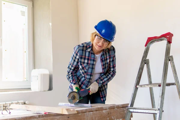 Mujer Constructora en la habitación de la casa haciendo reparaciones . — Foto de Stock