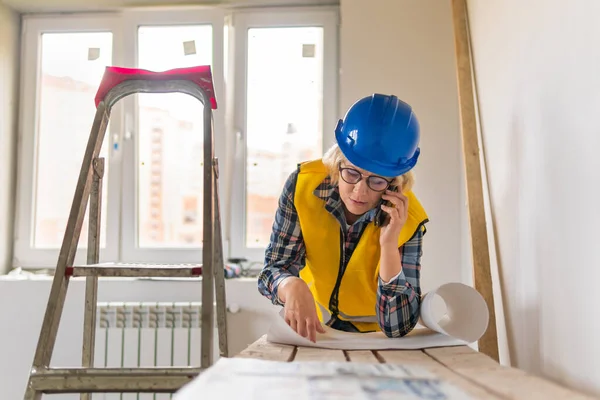 Bauarbeiterin im Zimmer des Hauses bei Reparaturen. — Stockfoto