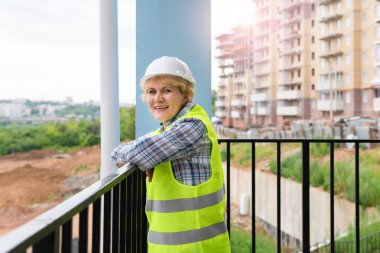 Kadın İnşaatçı evdeki şantiyede çalışıyor.