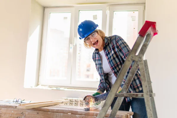 Mujer Constructora en la habitación haciendo reparaciones . — Foto de Stock