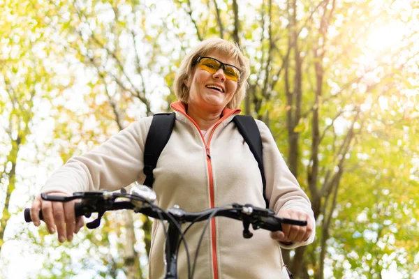 A woman on a Bicycle rides on the road in the Park — Stock Photo, Image