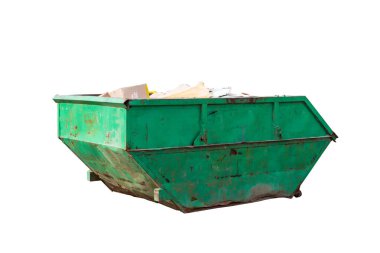 Çok katlı bir binanın arka planında kırık tuğlalar olan inşaat atığı konteynırı