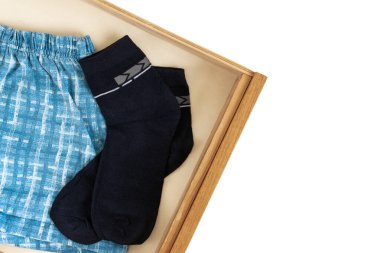 Beyaz kağıtta siyah erkek pamuk çorapları.